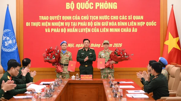 Thượng tướng Nguyễn Trường Thắng, Ủy viên Trung ương Đảng, Ủy viên Quân ủy Trung ương, Thứ trưởng Quốc phòng trao quyết định cho hai sĩ quan.