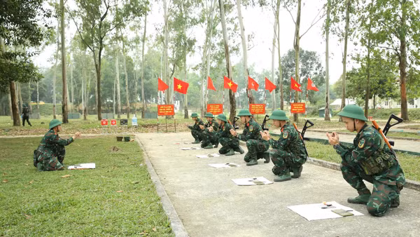 Luyện tập tra lắp bộ đồ dùng gây nổ với học cụ được đơn vị chuẩn bị giống như bộ đồ dùng thật để chiến sĩ làm quen.