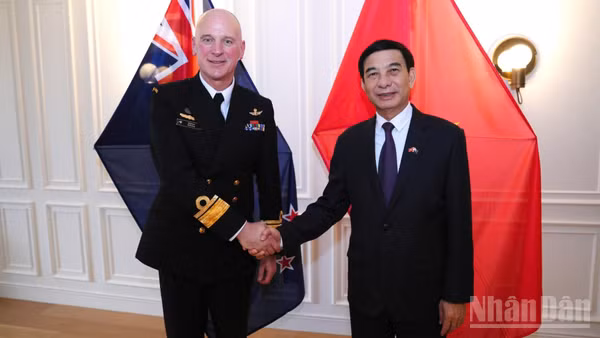 Đại tướng Phan Văn Giang và Chuẩn Đô đốc Mathew Williams tại buổi tiếp. (Ảnh: THU TRANG)