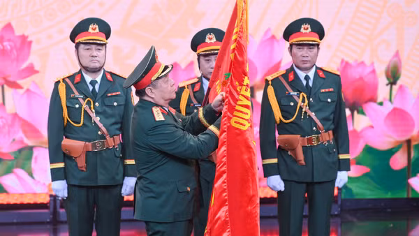 Đại tướng Nguyễn Trọng Nghĩa, Ủy viên Bộ Chính trị, Bí thư Trung ương Đảng, Chủ nhiệm Tổng cục Chính trị Quân đội nhân dân Việt Nam, gắn Huân chương Bảo vệ Tổ quốc hạng Ba lên Quân kỳ Quyết thắng của Trung tâm Phát thanh-Truyền hình Quân đội.
