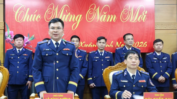 Thiếu tướng Lê Đình Cường, Tư lệnh Cảnh sát biển Việt Nam gửi lời chúc mừng năm mới tới các tàu thực hiện nhiệm vụ trực Tết trên biển.