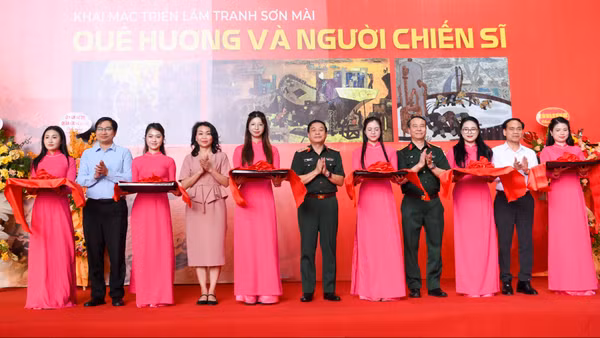 Các đại biểu thực hiện nghi thức cắt băng khai mạc triển lãm.
