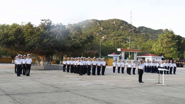 Chào cờ đầu năm tại Trung đoàn.