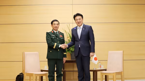 Đại tướng Phan Văn Giang, Ủy viên Bộ Chính trị, Phó Bí thư Quân ủy Trung ương, Phó Thủ tướng Chính phủ, Bộ trưởng Quốc phòng và Ngài Kihara Minoru, Chánh Văn phòng Nội các Nhật Bản tại cuộc hội kiến.