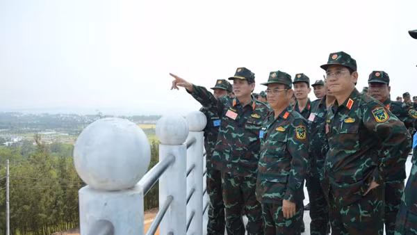 Trung tướng Lê Ngọc Hải, Ủy viên Trung ương Đảng, Tư lệnh Quân khu 5 chỉ đạo lớp tập huấn khảo sát vị trí trên địa bàn tỉnh Quảng Ngãi.