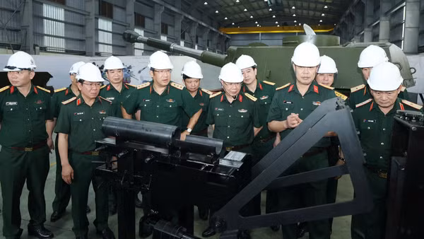Thượng tướng Phạm Hoài Nam kiểm tra tiến độ nghiên cứu, chế tạo xe tăng hạng nhẹ T-1 tại Nhà máy Z125.
