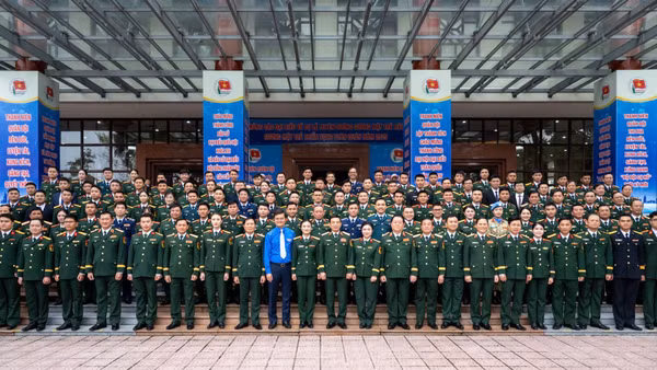 Lãnh đạo Bộ Quốc phòng, các đại biểu cùng đại diện các gương mặt trẻ tiêu biểu, triển vọng toàn quân năm 2025.