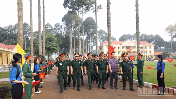 Đại biểu tham quan doanh trại Trung đoàn bộ binh 88, Sư đoàn 302 (Quân khu 7).