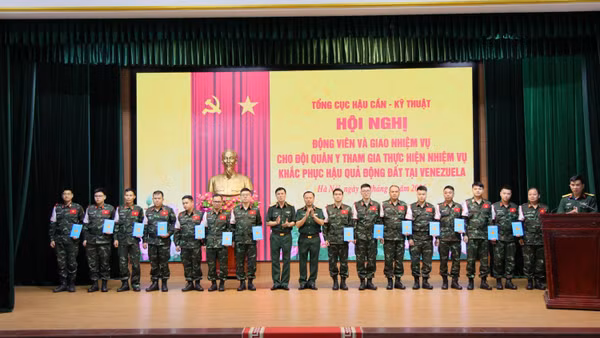 Lãnh đạo Tổng cục Hậu cần-Kỹ thuật tặng quà động viên lực lượng quân y trước giờ lên đường thực hiện nhiệm vụ.