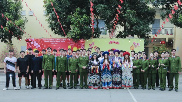 Những nữ sinh viên Cuba rất hào hứng được khoác lên trang phục truyền thống Nhật Bình, do nhà thiết kế Châu Loan gửi tặng