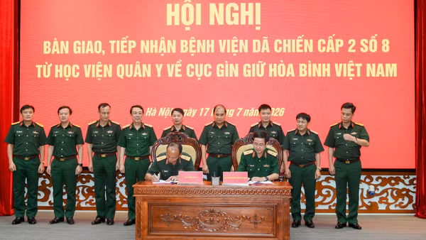 Đồng chí Thượng tướng Phùng Sĩ Tấn, Phó Tổng Tham mưu trưởng Quân đội nhân dân Việt Nam chứng kiến lễ ký Bàn giao Bệnh viện dã chiến cấp 2 số 8 từ Học viện Quân y về Cục Gìn giữ hòa bình Việt Nam.