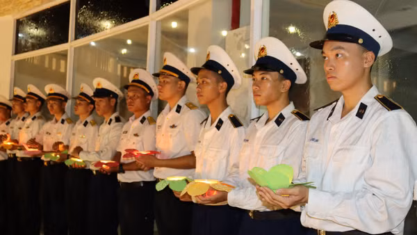 Tuổi trẻ Học viện Hải quân thành kính dâng hoa và nến tri ân.