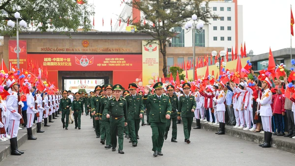 Đoàn kiểm tra thực địa các hoạt động và địa điểm trong khuôn khổ chương trình.