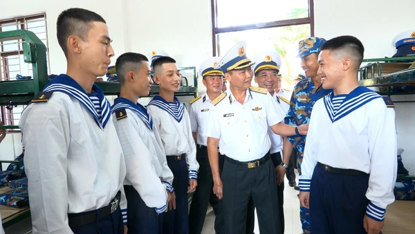Chuẩn Đô đốc Nguyễn Anh Tuấn, Tư lệnh Vùng 4 Hải quân thăm động viên chiến sĩ mới tại Trung tâm Huấn luyện.