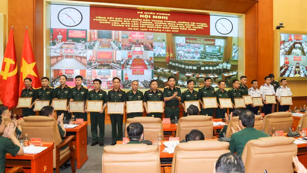 Thượng tướng Nguyễn Văn Gấu trao Bằng khen của Bộ Quốc phòng tặng các tập thể, cá nhân có thành tích tiêu biểu trong thực hiện đợt cao điểm.