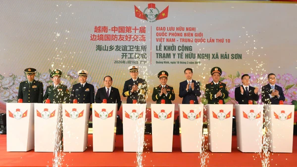 Đại tướng Phan Văn Giang, Ủy viên Bộ Chính trị, Phó Bí thư Quân ủy Trung ương, Bộ trưởng Quốc phòng và Thượng tướng Đổng Quân, Bộ trưởng Quốc phòng Trung Quốc thực hiện nghi thức khởi công Trạm y tế hữu nghị xã Hải Sơn.