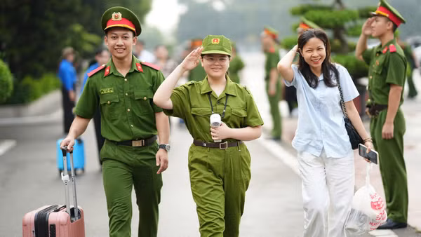 Các chiến sĩ nhí đến Trại hè.
