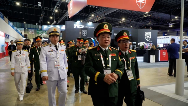 Đoàn đại biểu Bộ Quốc phòng Việt Nam do Thượng tướng Hoàng Xuân Chiến, Ủy viên Thường vụ Quân ủy Trung ương, Thứ trưởng Quốc phòng dẫn đầu tham dự Triển lãm Hàng không Singapore.