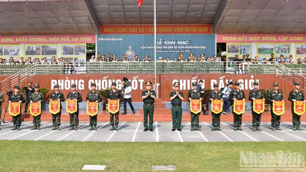 Thủ trưởng Quốc phòng và Bộ Tổng Tham mưu trao cờ lưu niệm tặng các đơn vị.