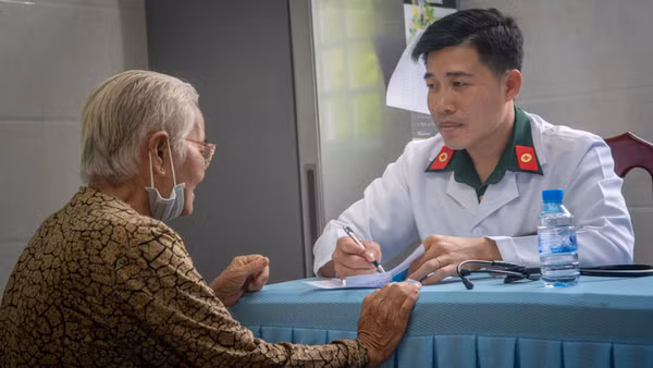 Y, bác sĩ tư vấn sức khỏe cho nhân dân.