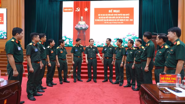 Trung tướng Hồ Văn Thái trao đổi với các đại biểu và thí sinh tham gia hội thi.