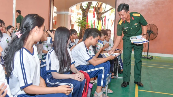 Cán bộ tuyển sinh phát tờ rơi những thông tin cần biết về tuyển sinh quân sự 2026.