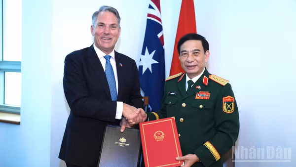 Đại tướng Phan Văn Giang và Phó Thủ tướng, Bộ trưởng Richard Marles ký kết cập nhật Tuyên bố Tầm nhìn chung về thúc đẩy hợp tác quốc phòng giữa Bộ Quốc phòng hai nước. (Ảnh: THU TRANG)