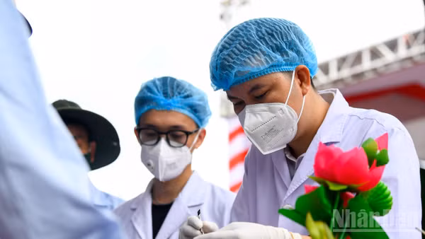 Ban chỉ đạo 515 tỉnh Nghệ An phối hợp Viện Hàn lâm Khoa học và Công nghệ Việt Nam tiến hành lấy mẫu phân tích ADN, đối chiếu đưa vào hệ thống để xác định danh tính liệt sĩ với 80 hài cốt liệt sĩ quân tình nguyện và chuyên gia Việt Nam hy sinh tại nước Cộng hòa Dân chủ Nhân dân Lào được an táng tại Nghĩa trang Liệt sĩ Nghi Lộc, xã Đông Lộc, tỉnh Nghệ An cuối tháng 5/2026. (Ảnh: nhandan.vn) 