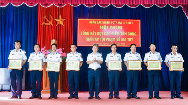 Chỉ huy đơn vị trao thưởng cho các tập thể, cá nhân có thành tích tiêu biểu.