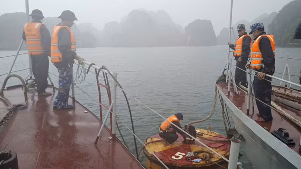 Các tàu tổ chức chằng buộc dây vào phao.