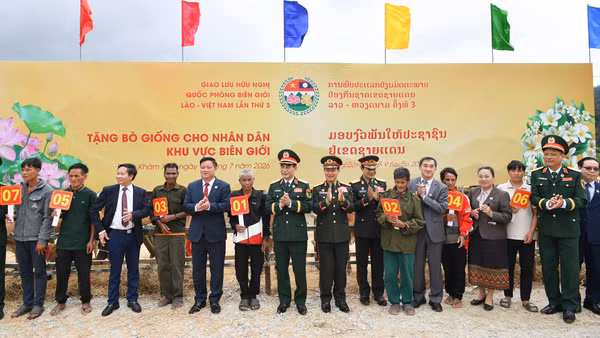 Đại tướng Phan Văn Giang và Đại tướng Khamliang Outhakaysone trao bò giống tặng các hộ dân của Lào ở khu vực biên giới.