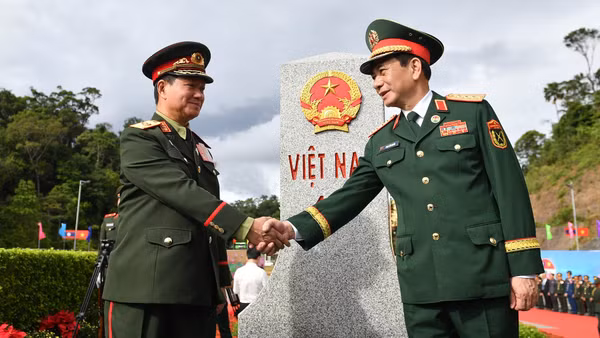 Đại tướng Phan Văn Giang và Đại tướng Khamliang Outhakaysone tại cột mốc 460.