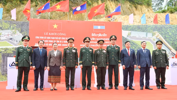Đại tướng Phan Văn Giang và Đại tướng Khamliang Outhakaysone cùng đại biểu hai nước tại Lễ khởi công xây dựng công trình. 