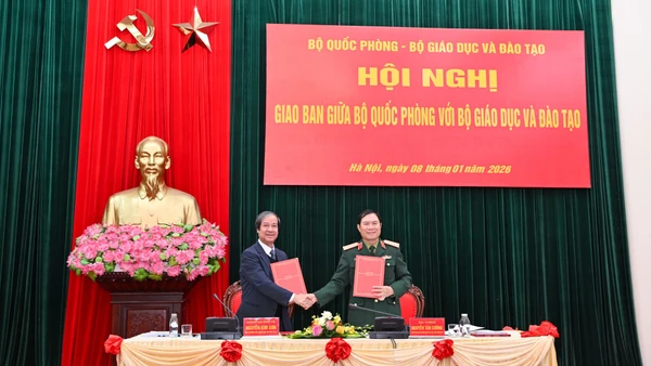 Đại tướng Nguyễn Tân Cương và Bộ trưởng Giáo dục và Đào tạo Nguyễn Kim Sơn ký kết chương trình phối hợp giữa hai Bộ giai đoạn 2026-2030. 