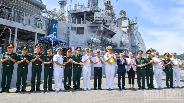 Đại diện Bộ Tư lệnh Vùng 3 Hải quân và Chuẩn Đô đốc Eric J. Anduze, Chỉ huy Nhóm tác chiến tàu sân bay số 5 (CSG-5), Hải quân Mỹ cùng các đại biểu tại lễ đón.