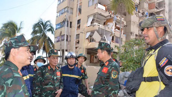 Đoàn Việt Nam trao đổi thông tin với lực lượng sở tại.