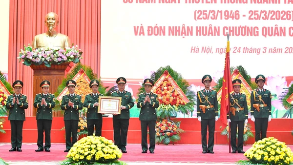 Thừa ủy quyền của Chủ tịch nước, Đại tướng Phan Văn Giang gắn và trao Huân chương Quân công hạng Nhì tặng Cục Tài chính.