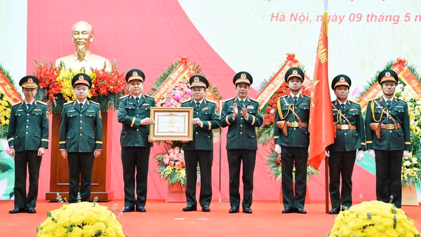 Phó Thủ tướng Chính phủ, Bộ trưởng Quốc phòng Phan Văn Giang trao danh hiệu Anh hùng lực lượng vũ trang nhân dân cho Cục 16.