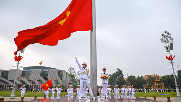 Quốc kỳ tung bay trong nắng sớm.