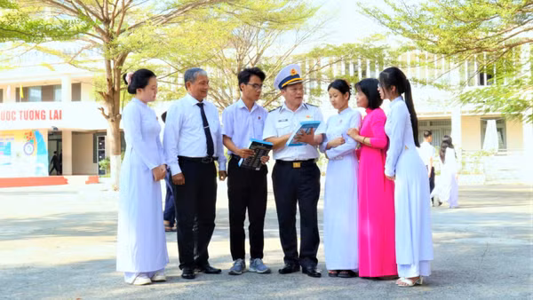 Giáo viên, học sinh được báo cáo viên Học viện Hải quân trực tiếp trao đổi, thông tin về biển, đảo Việt Nam và môi trường học tập trong Quân đội.