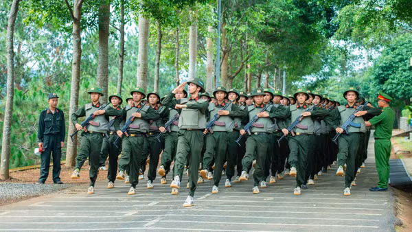 Các chiến sĩ trẻ hăng say luyện tập.