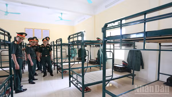 Thủ trưởng Tổng cục Hậu cần-Kỹ thuật kiểm tra công tác chấm thi nội dung quản lý tốt doanh cụ, dụng cụ sinh hoạt của Trung đoàn bộ binh 43.