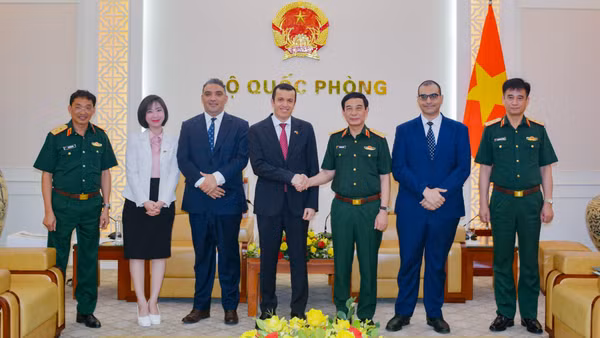 Đại tướng Phan Văn Giang cùng Đại sứ Algeria Azeddine Bechka và đoàn công tác tại buổi tiếp.