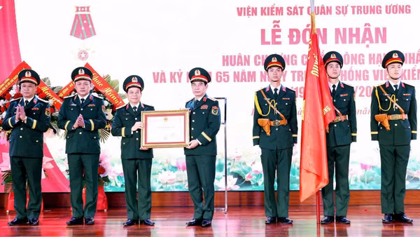 Đại tướng Phan Văn Giang trao Huân chương Chiến công hạng Nhất tặng Viện Kiểm sát quân sự Trung ương.