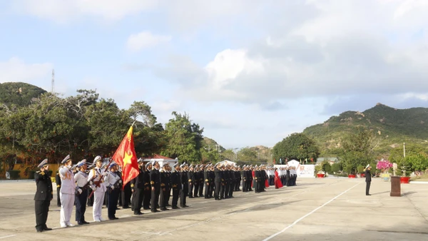 Cán bộ, chiến sĩ Trung đoàn 196 trang nghiêm dự lễ chào cờ đầu năm mới.