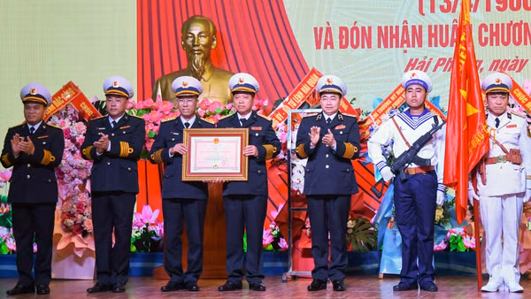 Phó Đô đốc Trần Thanh Nghiêm, Ủy viên Trung ương Đảng, Tư lệnh Quân chủng Hải quân trao Huân chương bảo vệ Tổ quốc hạng Nhất tặng Lữ đoàn.