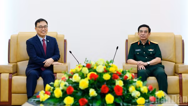 Đại tướng Phan Văn Giang và Đại sứ Choi Young Sam tại buổi tiếp.