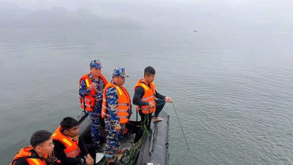 Thợ lặn thuộc Lữ đoàn 126 Hải quân tổ chức tìm kiếm nạn nhân đang mất tích.