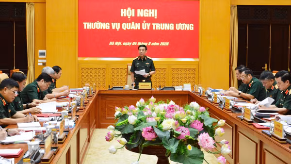 Đại tướng Phan Văn Giang, Ủy viên Bộ Chính trị, Phó Bí thư Quân ủy Trung ương, Phó Thủ tướng Chính phủ, Bộ trưởng Quốc phòng chủ trì Hội nghị Thường vụ Quân ủy Trung ương.