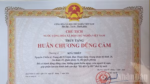 Truy tặng Huân chương Dũng cảm cho Thượng sĩ Kpă Thiêp.
